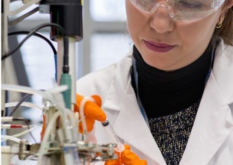 Technician on Genopole bioproduction platform