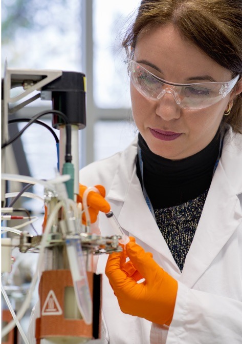 Technician on Genopole bioproduction platform