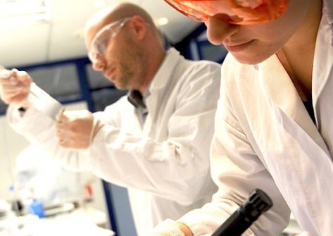 Laboratory technicians at Genopole